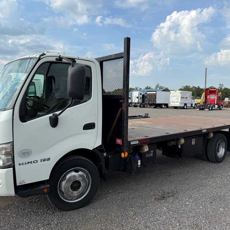 #61 • 2014 HINO 195 FLATBED DUMP TRUCK