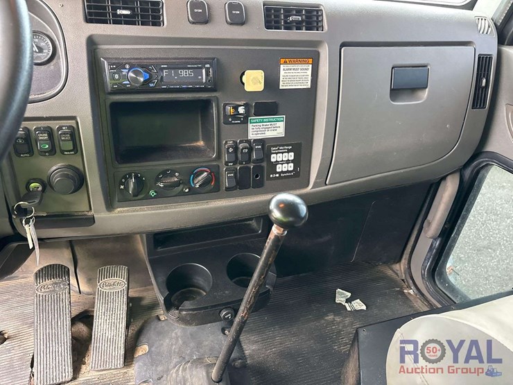 2014-peterbilt-337-image-17