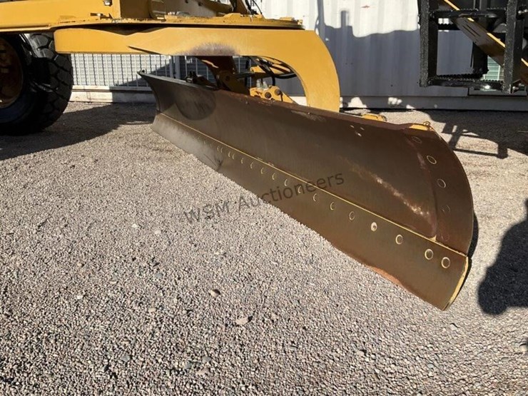 2012-caterpillar-12m2-image-11