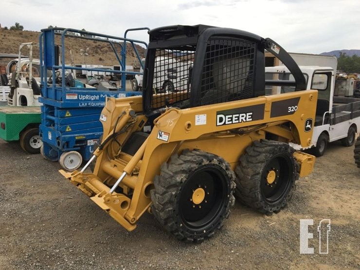 2005-deere-320-image-1