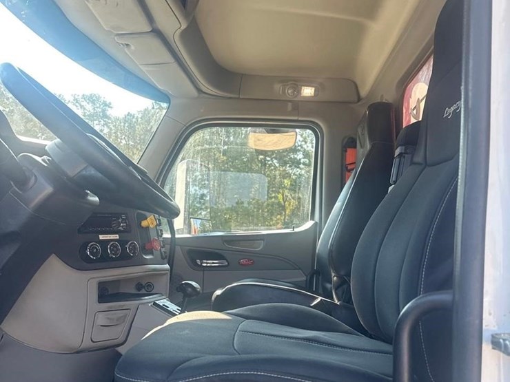 2019-peterbilt-567-image-29