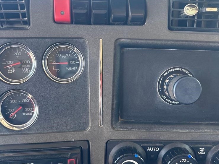 2016-kenworth-t880-image-35