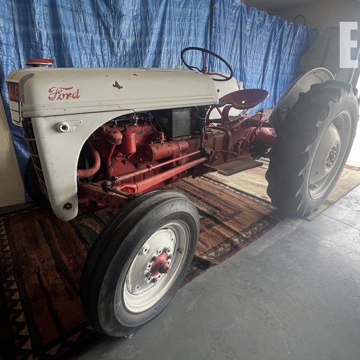 1952 FORD TRACTOR