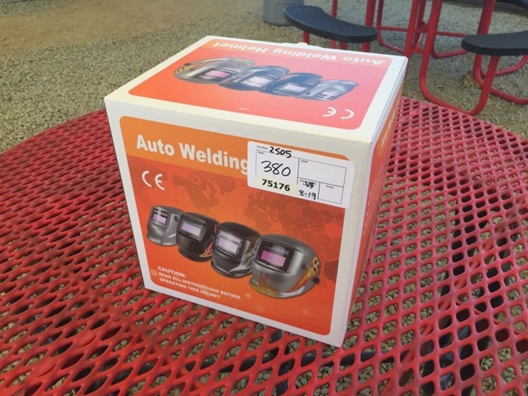 unused-auto-darkening-welding-helmet.-image-1