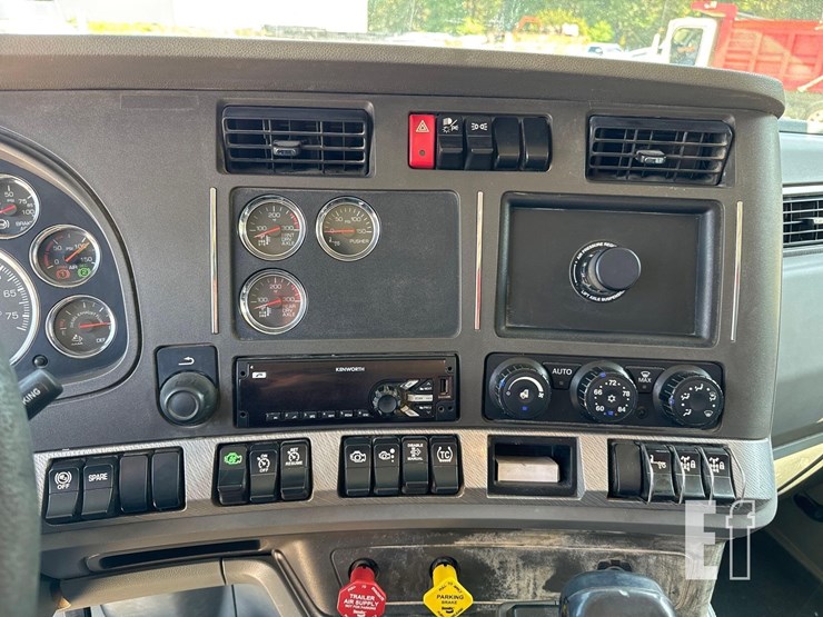 2016-kenworth-t880-image-27