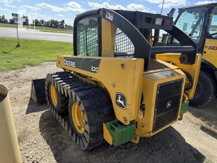 deere-320-image-5