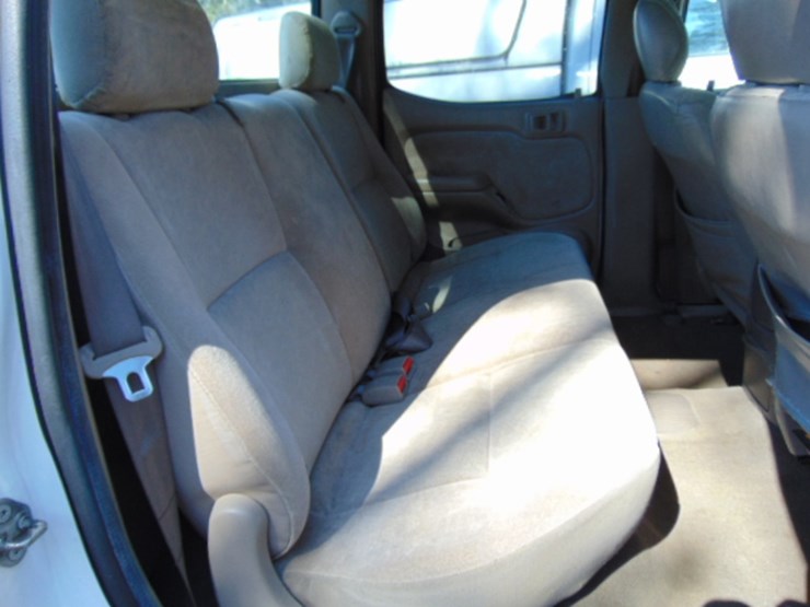 2004-toyota-tacoma-sr5-image-6