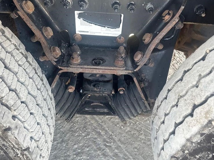 2019-peterbilt-567-image-17