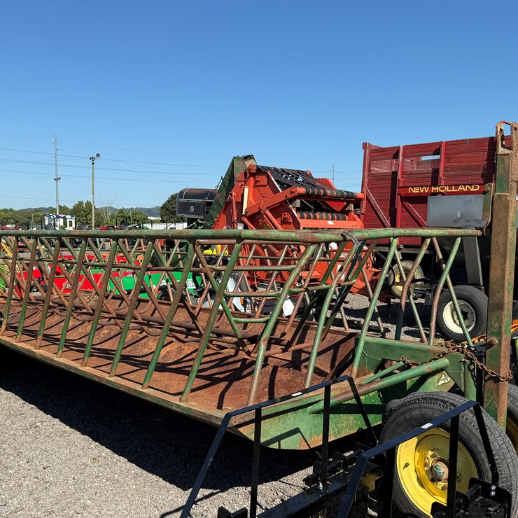 #85 • 20' PULL TYPE FEED WAGON