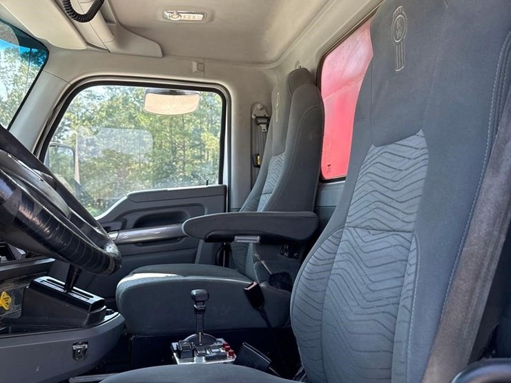 2016-kenworth-t880-image-26