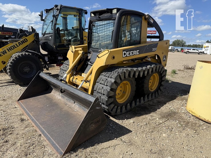 deere-320-image-3