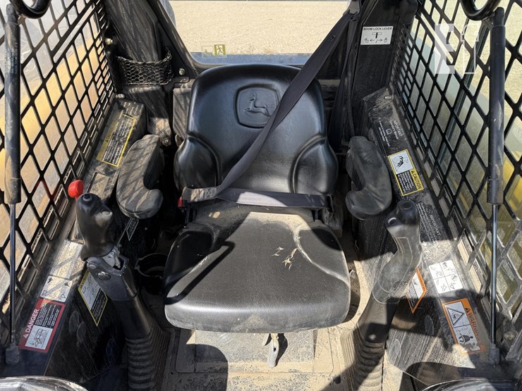 deere-320-image-16