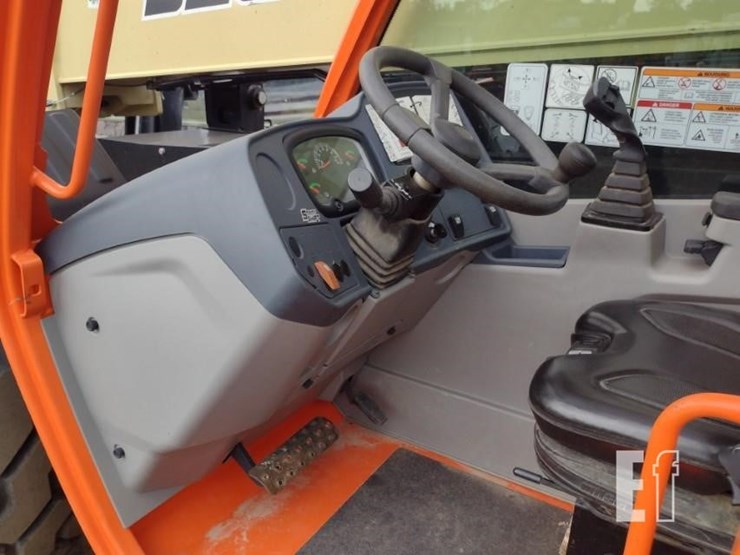 2023-jlg-1055-image-11
