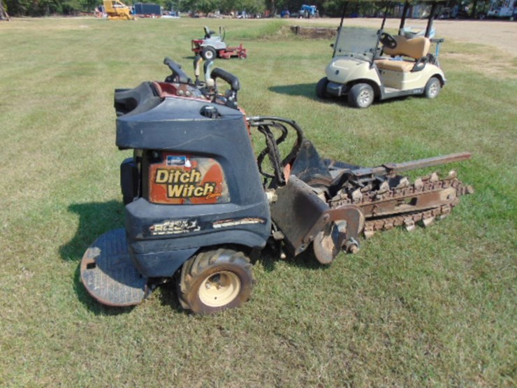 2011-ditch-witch-r230-image-2