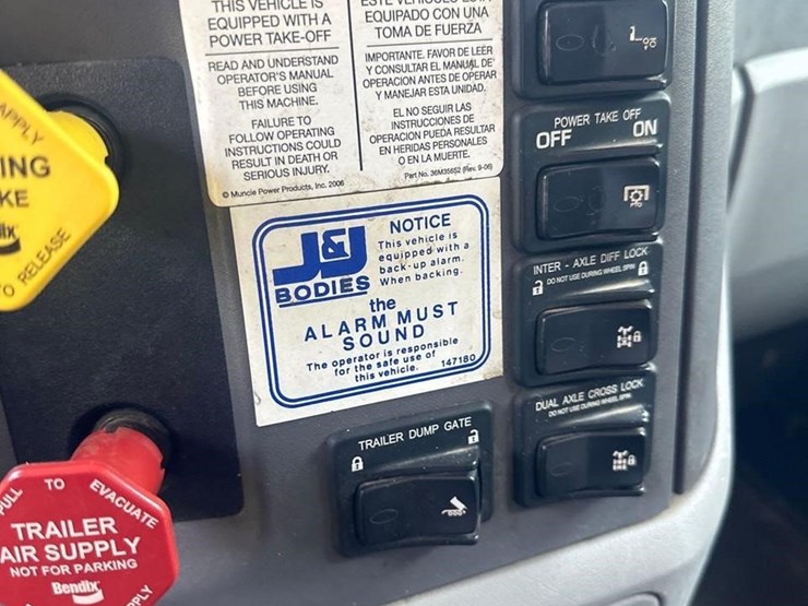 2017-peterbilt-567-image-29