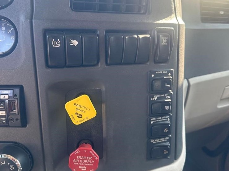 2019-peterbilt-567-image-37