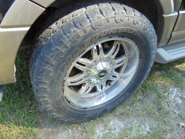 2014-ford-expedition-xlt-image-3