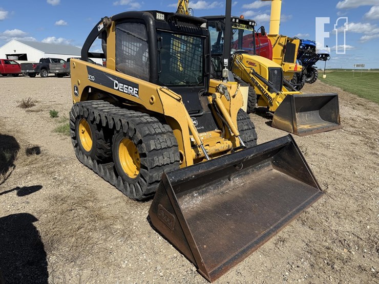 deere-320-image-1