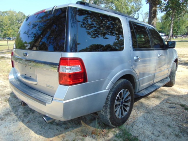 2016-ford-expedition-xlt-image-2