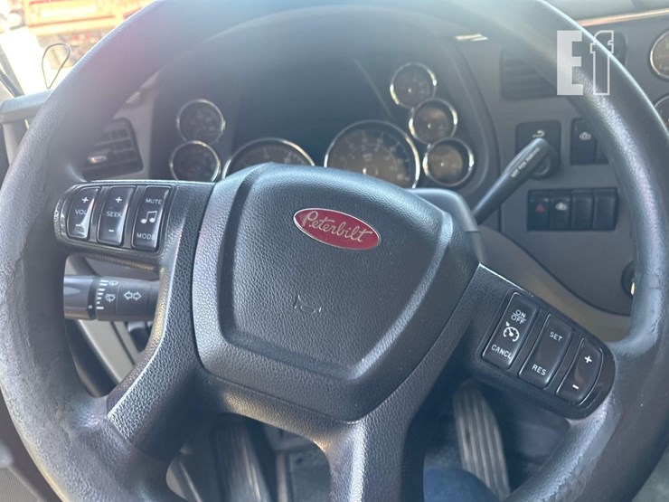2017-peterbilt-567-image-31