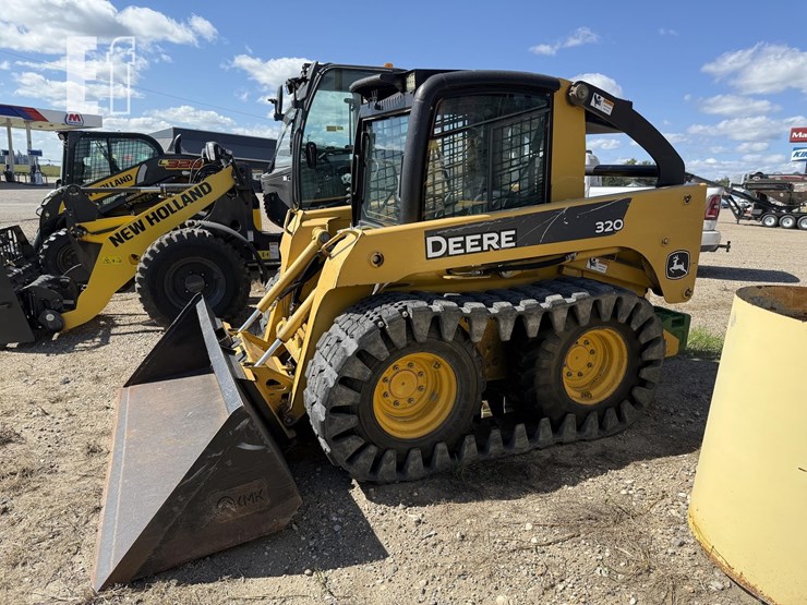 deere-320-image-4