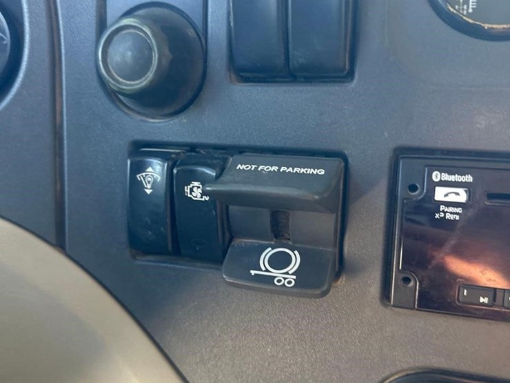 2019-peterbilt-567-image-39