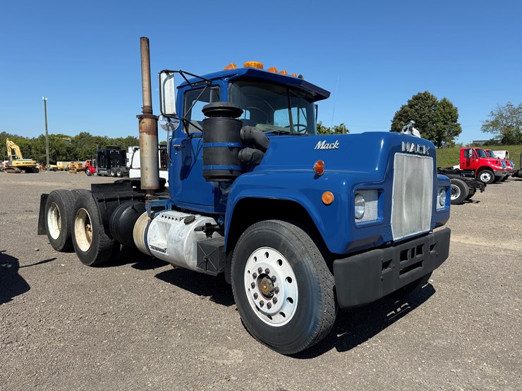 #82-•-1979-mack-tandem-axle-road-tractor-image-1