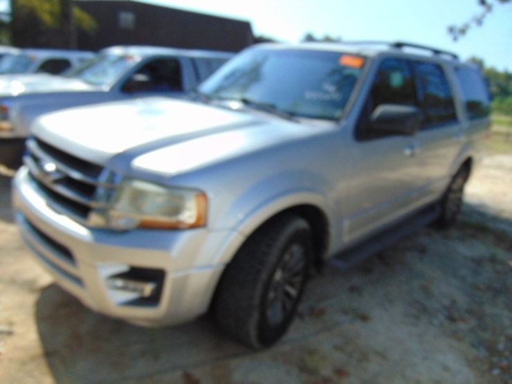 2016-ford-expedition-xlt-image-1