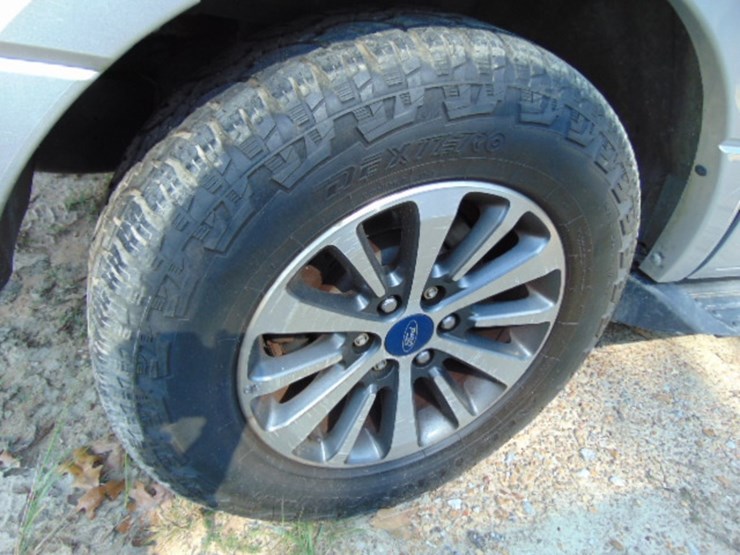 2016-ford-expedition-xlt-image-3