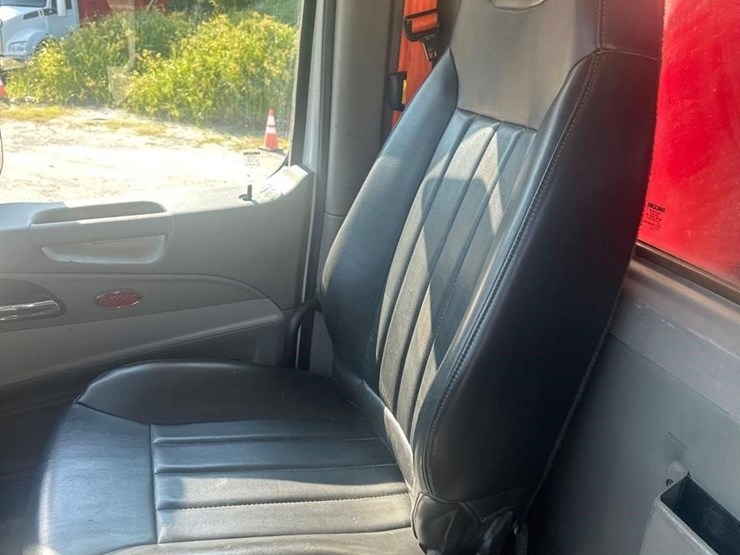 2019-peterbilt-567-image-35