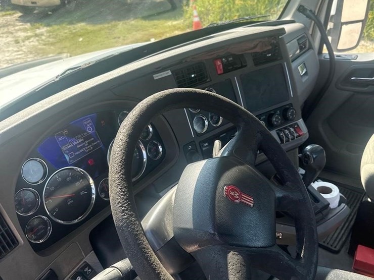 2015-kenworth-t880-image-25