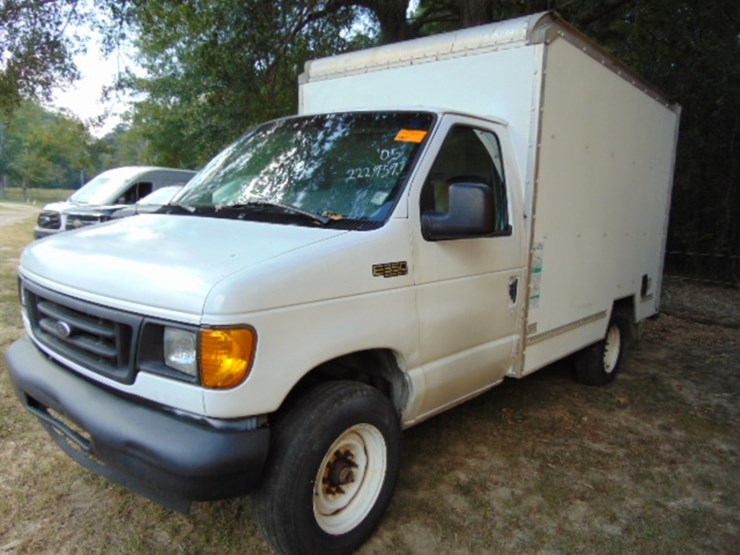 2005-ford-e350-image-1
