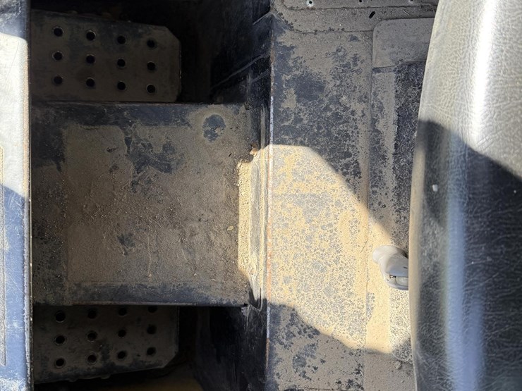 deere-320-image-17