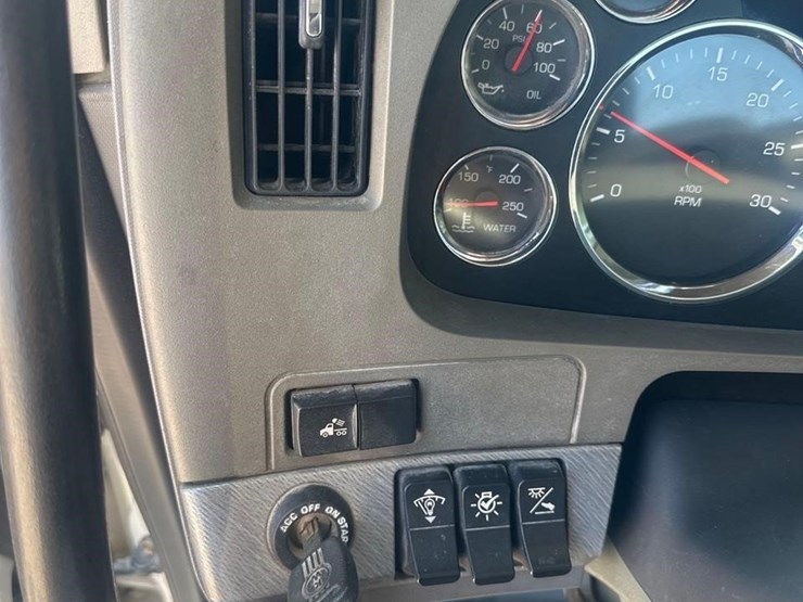 2015-kenworth-t880-image-29