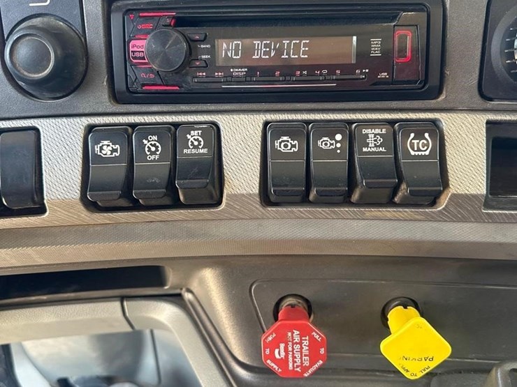 2016-kenworth-t880-image-36