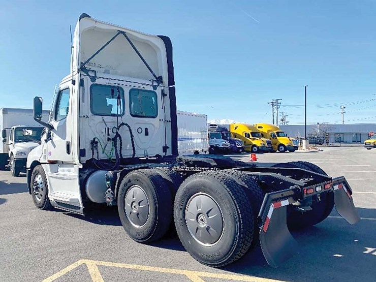 2020-freightliner-cascadia-126-image-2