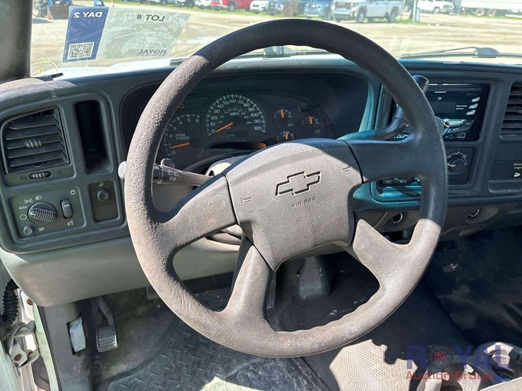 2004-chevrolet-silverado-2500-image-13