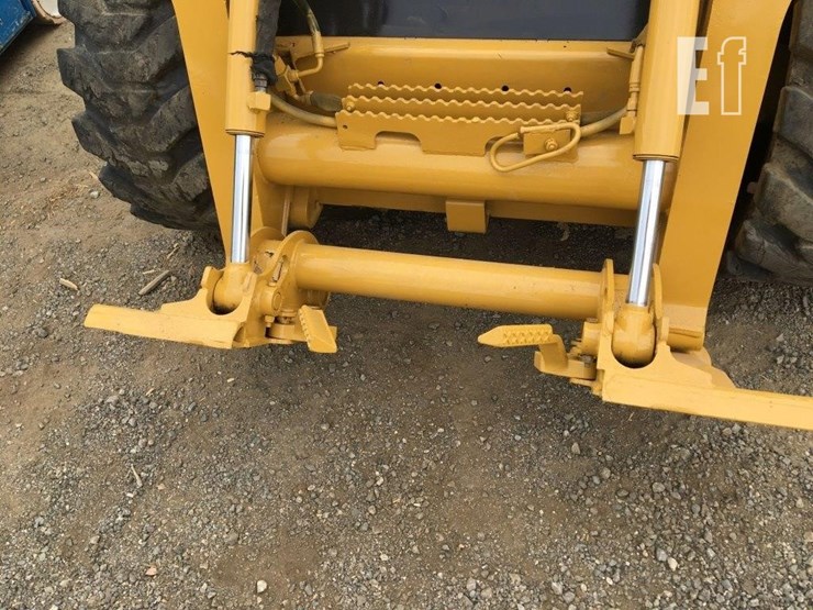 2005-deere-320-image-9