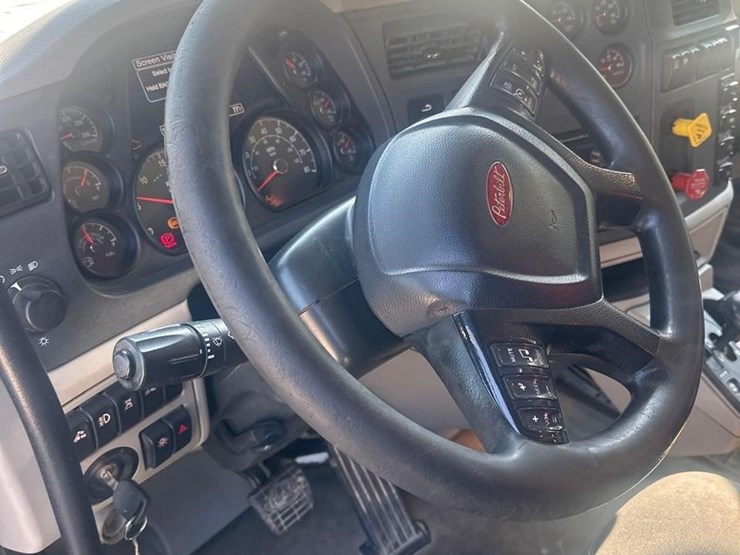 2019-peterbilt-567-image-43