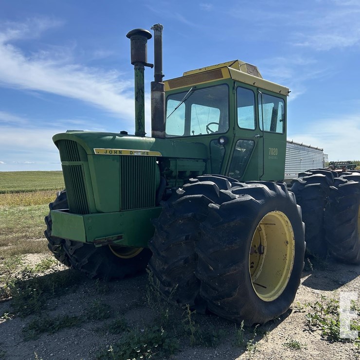 JOHN DEERE 7020