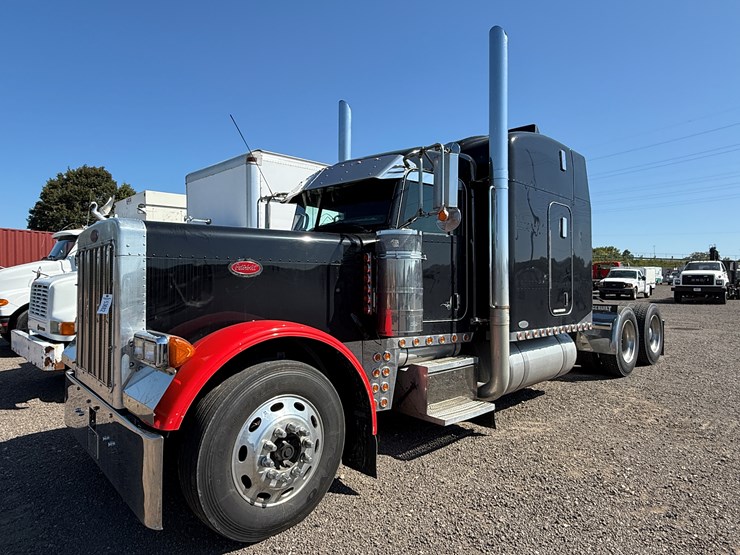 #100-•-2006-peterbilt-tandem-axle-road-tractor-image-1