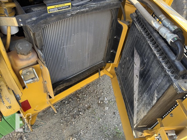 deere-320-image-13