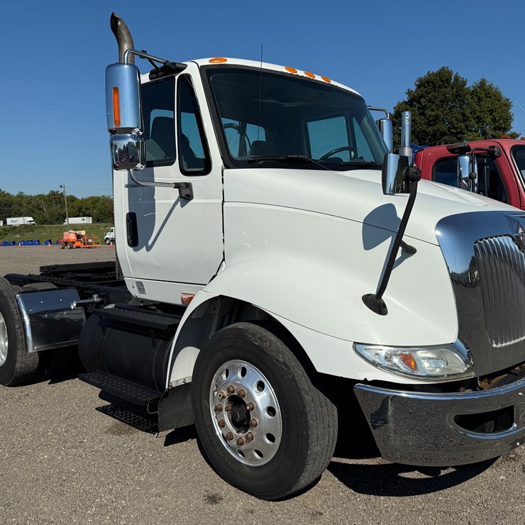 #99 • 2006 INTERNATIONAL TANDEM AXLE ROAD TRACTOR