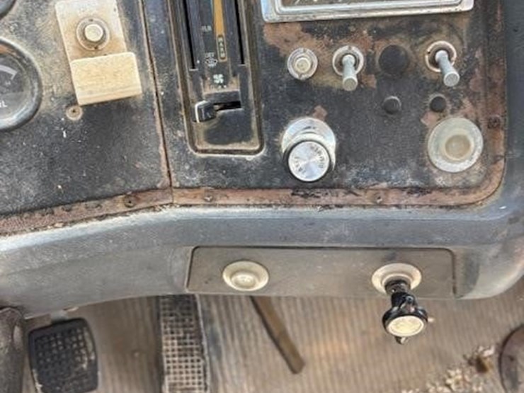 1995-ford-l8000-image-11