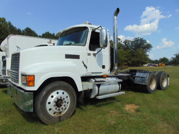 2004-mack-ch613-image-1