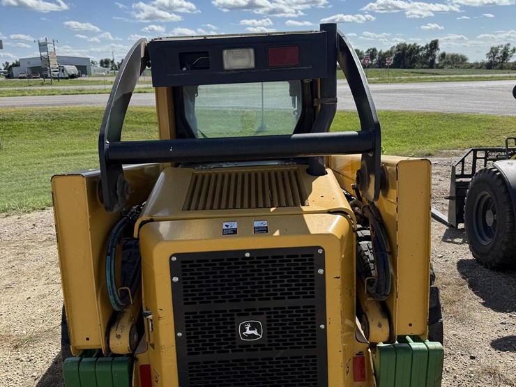 deere-320-image-6