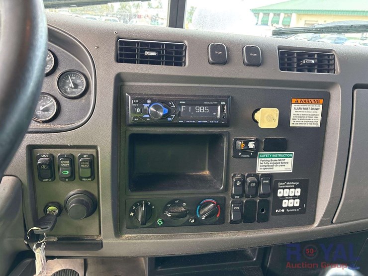 2014-peterbilt-337-image-16