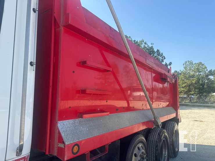 2019-peterbilt-567-image-25