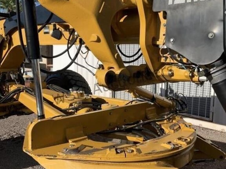 2012-caterpillar-12m2-image-12