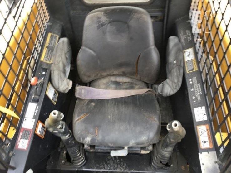 2005-deere-320-image-6